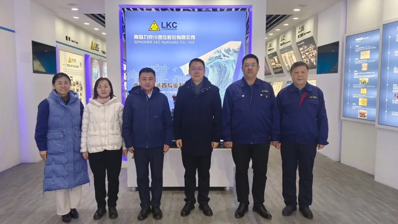1735520375150289.jpg 高新區工委委員、管委副主任張建軍一行蒞臨青島力克川液壓股份有限公司調研指導1.jpg